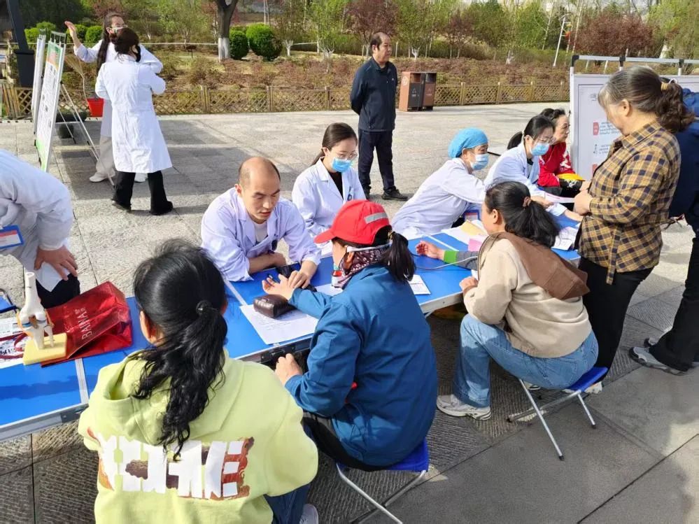 21点五龙游戏网
开展爱国卫生月义诊活动