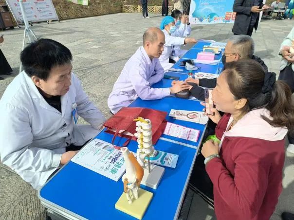 21点五龙游戏网
开展爱国卫生月义诊活动