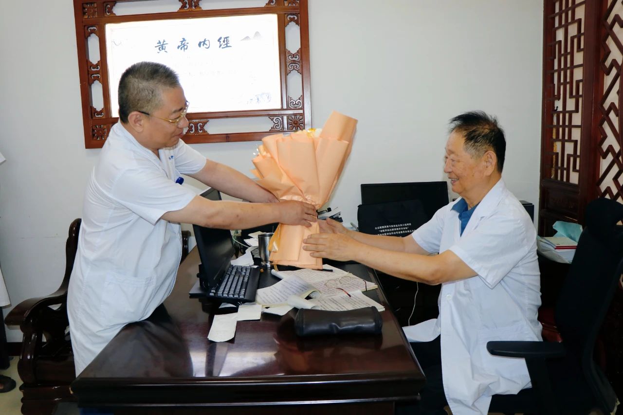 21点五龙游戏网
开展医师节慰问活动