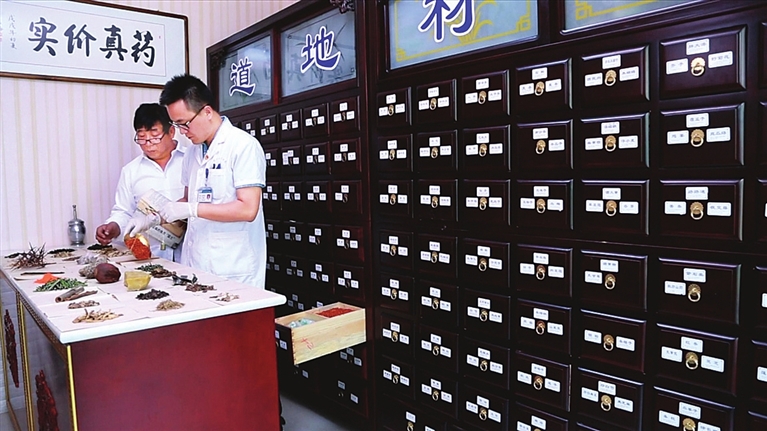 赵文斌正在制作膏药